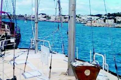 Relitti abbandonati nel porto 
«Le associazioni come soluzione»