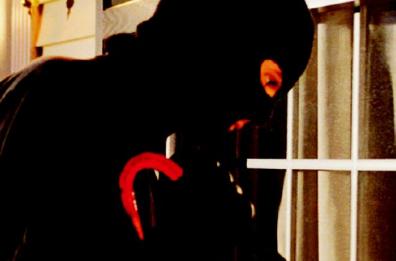 Palo, ladri beccati in casa a rubare: minacciano i proprietari con un bastone