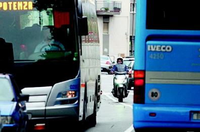 Trasporti lucani nella bufera, prime corse tagliate: «appiedati» gli operai