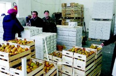 I poveri siedono a tavola 
serviti da diciotto sindaci