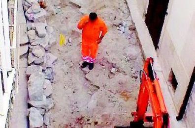 «Ferite» le basole della città vecchia
Il comitato cittadino lancia l'Sos