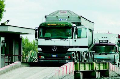 Rifiuti di Roma, 5 tir al giorno
negli impianti di Bari e Foggia 