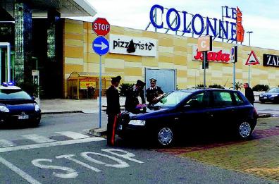Brindisi, furti d'auto nel parcheggio del centro commerciale: un arresto