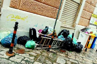 Brindisi, «La tassa sui rifiuti non si abbassa posizionando una ventina di cestini»