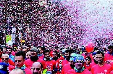 Serpentone 
 di maglie rosse
alla Deejay Ten
