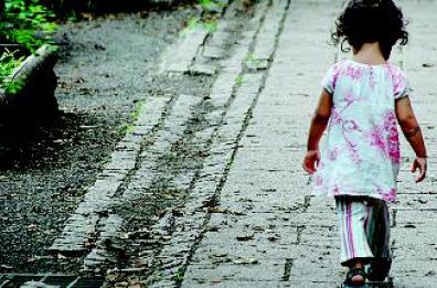 Bimbo di 4 anni esce da scuola nessuno se ne accorge