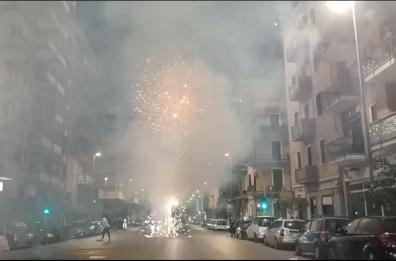 Bari, fanno esplodere fuochi d'artificio e bloccano il traffico in via Brigata Regina