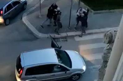 Acquaviva, una parola di troppo e scatta la rissa nel traffico: il video