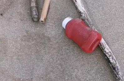 Puglia, spiagge invase da barattoli di ketchup: la denuncia di Archeoplastica 