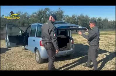 In macchina con 4kg di hashish, da Foggia a Margherita di Savoia ogni fermata era per consegnare la droga: arrestato