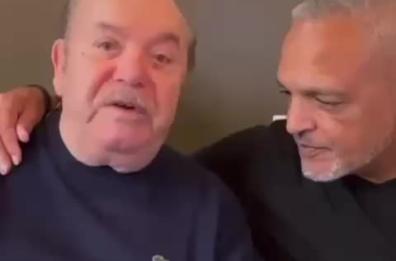 L'«allenatore nel pallone» Oronzo Canà canta la «ninna nanna» ad Aristoteles: la reunion 40 anni dopo fa impazzire il web