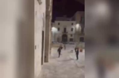 Bitonto, atti vandalici in piazza Cattedrale: minorenni lanciano un casco contro la facciata della chiesa VIDEO