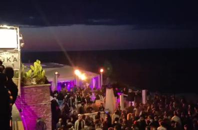 In Puglia si torna a ballare sulle spiagge gi&agrave; dal 30 marzo: a Bisceglie &egrave; pienone