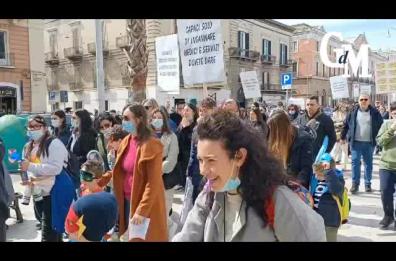 «Solo promesse», l'onda «lilla-blu» in corteo a Bari