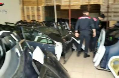 Riciclaggio pezzi di auto, perquisizioni a tappeto tra la Bat e Cerignola: scoperto deposito con migliaia di componenti