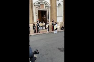 Taranto, al via la processione dei Misteri: la citt&agrave; si raccoglie nel Venerd&igrave; Santo VIDEO