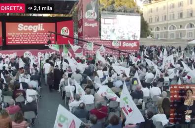 Elezioni, Emiliano: «c.destra vuole cambiare Costituzione»
