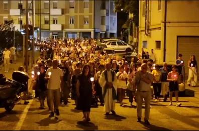 Fiaccolata a Potenza per la bimba investita e uccisa mentre giocava col monopattino