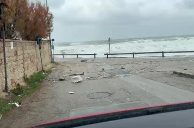 Il mare d'inverno in burrasca a Cozze: muretti distrutti e strada allagata