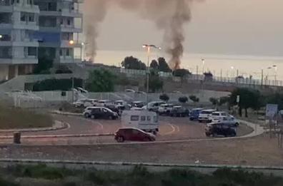 Bari brucia ancora, nuovo incendio sul lungomare San Giorgio: colonna di fumo visibile a chilometri