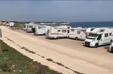 Ponte del 25 aprile, le scogliere di Polignano assaltate da camperisti abusivi 