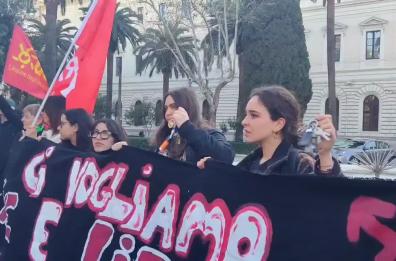 Vittime di femminicidio, gli studenti in piazza anche a Bari: «Un minuto di rumore per Ilaria e Sara»