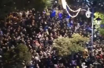 Martina Franca, bagno di folla per Cristina D'Avena: le più belle sigle dei cartoni davanti alla piazza gremita