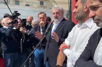 Bari, Emiliano choc: «Portai Decaro dalla sorella del boss e dissi ‘te lo affido'». La precisazione: «Mi avete frainteso» e scoppia la bufera