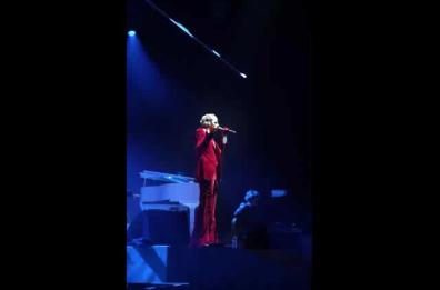 Achille Lauro saluta il pubblico di Bari: TeatroTeam in delirio in un viaggio fra hit e introspezione
