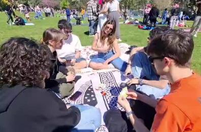 Pasquetta di sole a Bari: lunghe code di auto per uscire dalla citt&agrave; ma anche picnic a parco 2 Giugno VIDEO 