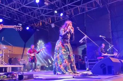 Bari, tutti cantano i Puffi con Cristina D'Avena e i Gem Boy: il concerto alla Levante For
