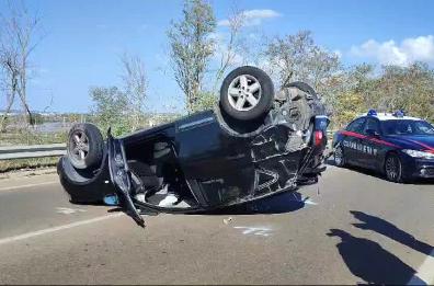 Taviano, scontro fra tre auto sulla SS274: una si ribalta, tre feriti