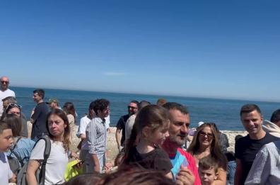 Torre Quetta, tutti pazzi per Decaro: prende in braccio una bimba, balla con la folla e tira a canestro