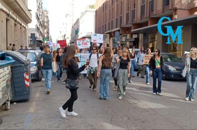 Bari, studenti in strada contro i disastri climatici: tornano i «Friday's for future»