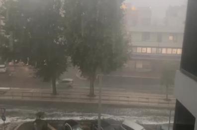 Un'ora di nubifragio su Bari. Il bilancio: strade come fiumi, grandine e disagi