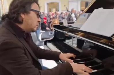 Bari, in piazza san Ferdinando &laquo;Un pianoforte per strada&raquo; con il viceministro Sisto VIDEO