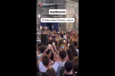 Carl Brave e il live a sorpresa in Piazza Sant'Oronzo a Lecce