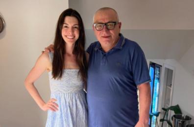 Anne Hathaway stregata da riso patate e cozze, la star in visita a Ostuni