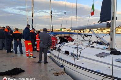 Sbarco migranti a Leuca con cadavere a bordo: arrestati i due presunti scafisti