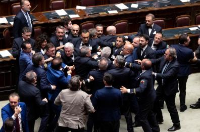 Meloni sulla rissa alla Camera: «Maggioranza non cada nelle provocazioni dell'opposizione»