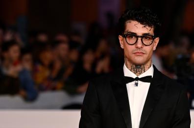 Tony Effe: la società educa se aiuta a pensare in modo critico