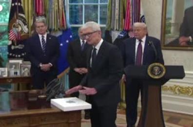 Cook fa un regalo a Trump e Apple aumenta l'investimento negli Usa