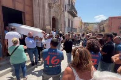 I funerali di Simona Cina', palloncini bianchi all'uscita dalla chiesa