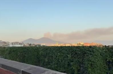 Fiamme sul Vesuvio, colonna di fumo visibile anche da Napoli