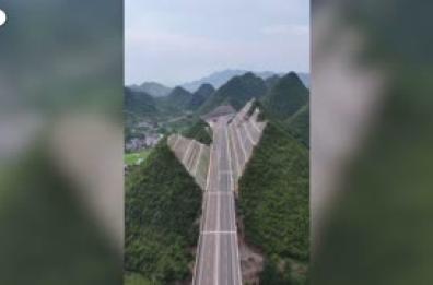 Cina, un'autostrada costruita attraverso pendii montuosi a strapiombo