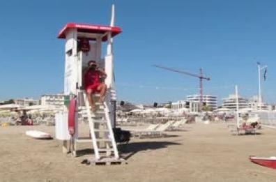 Rimini, sciopero simbolico dei bagnini lungo il litorale per chiedere sicurezza