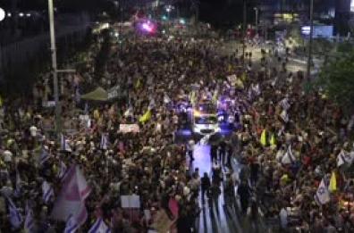In migliaia a Tel Aviv manifestano per la fine della guerra a Gaza