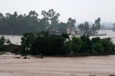 Pakistan: frana travolge volontari dopo alluvione, 9 morti
