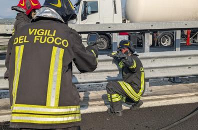 Cisterna a fuoco su A1, code sino a 10 chilometri