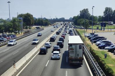 Riaperta l'Autosole dopo incendio cisterna